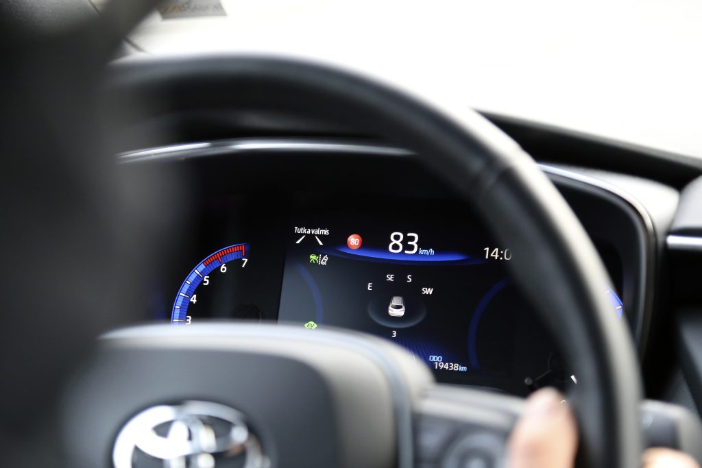 Ruudussa näkyy punaisella 80 kun auton nopeus on 83 km/h. Punainen 80 ilmaisee oikean nopeusrajoituksen.